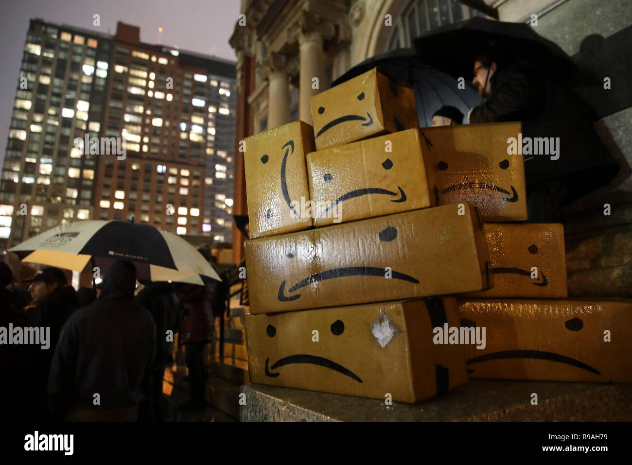 New York, USA. 26 Nov, 2018. Les gens assistent à un anti-Amazon rally à Long Island City of New York, États-Unis, le 26 novembre 2018. Des centaines de New Yorkais ont bravé les fortes pluies et réunis dans un quartier de Long Island City lundi soir pour protester contre le géant e-commerce Amazon vient d'annoncer une deuxième localisation de l'administration centrale (AC2) ici. Credit : Wang Ying/Xinhua/Alamy Live News Banque D'Images