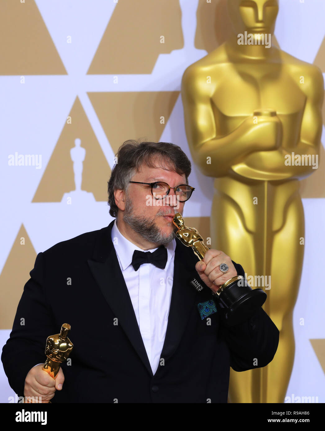 New York, USA. 4e Mar, 2018. Réalisateur Guillermo del Toro pose après avoir remporté le prix du meilleur réalisateur et de la meilleure photo award pour "la forme de l'eau" à la salle de presse de la 90e Academy Awards au Dolby Theatre de Los Angeles, États-Unis, le 4 mars 2018. Crédit : Li Ying/Xinhua/Alamy Live News Banque D'Images