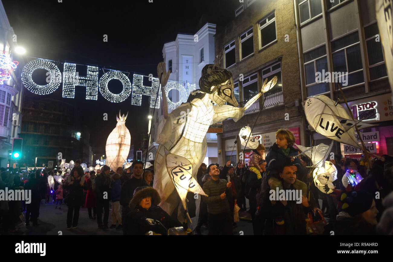 Brighton, Sussex, UK. 21 décembre 2018. Des milliers de personnes prennent part à l'assemblée annuelle de graver le défilé dans Horloges Brighton ce soir . Burning the Clocks est un événement organisé chaque année le 21 décembre créé par le même ciel art group pour célébrer le solstice d'hiver . Des centaines prendre part à travers la ville de lanternes de transport avant de les mettre sur un feu de joie sur la plage de Brighton .Crédit : Simon Dack/Alamy Live News Banque D'Images