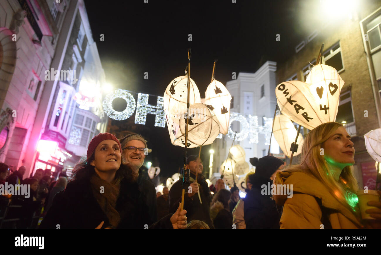 Brighton, Sussex, UK. 21 décembre 2018. Des milliers de personnes prennent part à l'assemblée annuelle de graver le défilé dans Horloges Brighton ce soir . Burning the Clocks est un événement organisé chaque année le 21 décembre créé par le même ciel art group pour célébrer le solstice d'hiver . Des centaines prendre part à travers la ville de lanternes de transport avant de les mettre sur un feu de joie sur la plage de Brighton .Crédit : Simon Dack/Alamy Live News Banque D'Images