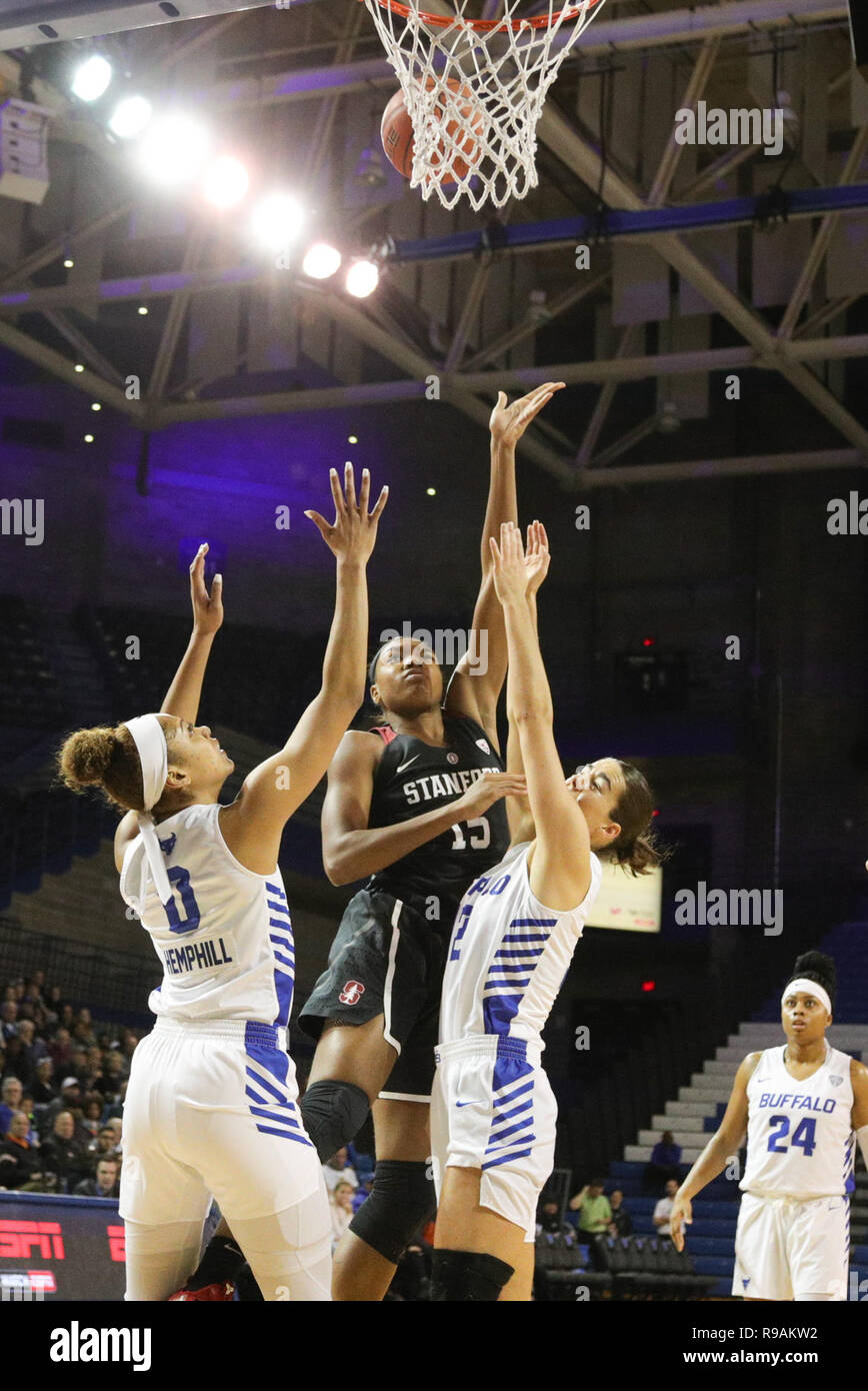 Déc 21, 2018 : le Cardinal de Stanford l'avant Maya Dodson (15) flotte un shot sur Buffalo Bulls Zena centre Elias (5) et de l'avant Courtney Wilkins (12) au cours de la première moitié de jouer dans le jeu de basket-ball de NCAA entre le Stanford Cardinal et Buffalo Bulls à Alumni Arena à Amherst, N.Y. (Nicholas T. LoVerde/Cal Sport Media) Banque D'Images