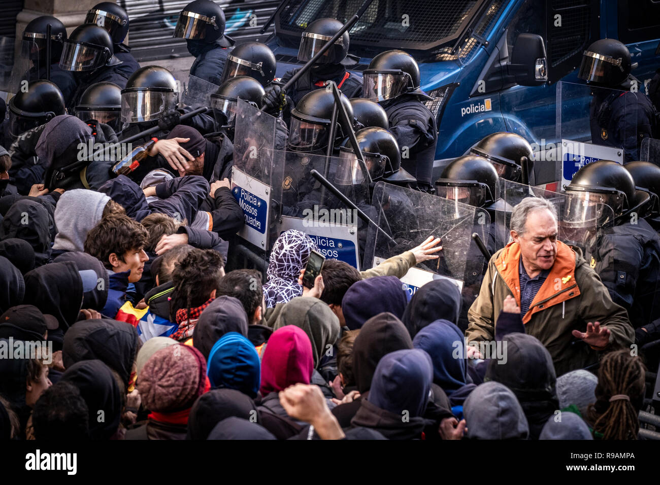 Barcelone, Espagne, 21 décembre 2018. Une foule de manifestants en conflit avec la police au cours d'un pro pour protester contre l'indépendance de la Catalogne. Les manifestants se sont réunis pour tenter de bloquer le Conseil des ministres de l'Espagne , à la suite de la décision du gouvernement de tenir un conseil des ministres à Barcelone, la manifestation s'est terminée par des affrontements violents entre les manifestants et les forces de police. Credit : SOPA/Alamy Images Limited Live News Banque D'Images