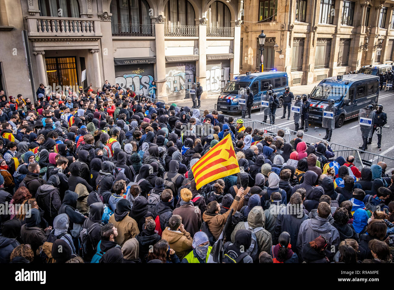 Barcelone, Espagne, 21 décembre 2018. Une foule de manifestants pour l'indépendance de la Catalogne sont observés au cours d'une indépendance pro pour la Catalogne de protestation. Les manifestants se sont réunis pour tenter de bloquer le Conseil des ministres de l'Espagne , à la suite de la décision du gouvernement de tenir un conseil des ministres à Barcelone, la manifestation s'est terminée par des affrontements violents entre les manifestants et les forces de police. Credit : SOPA/Alamy Images Limited Live News Banque D'Images