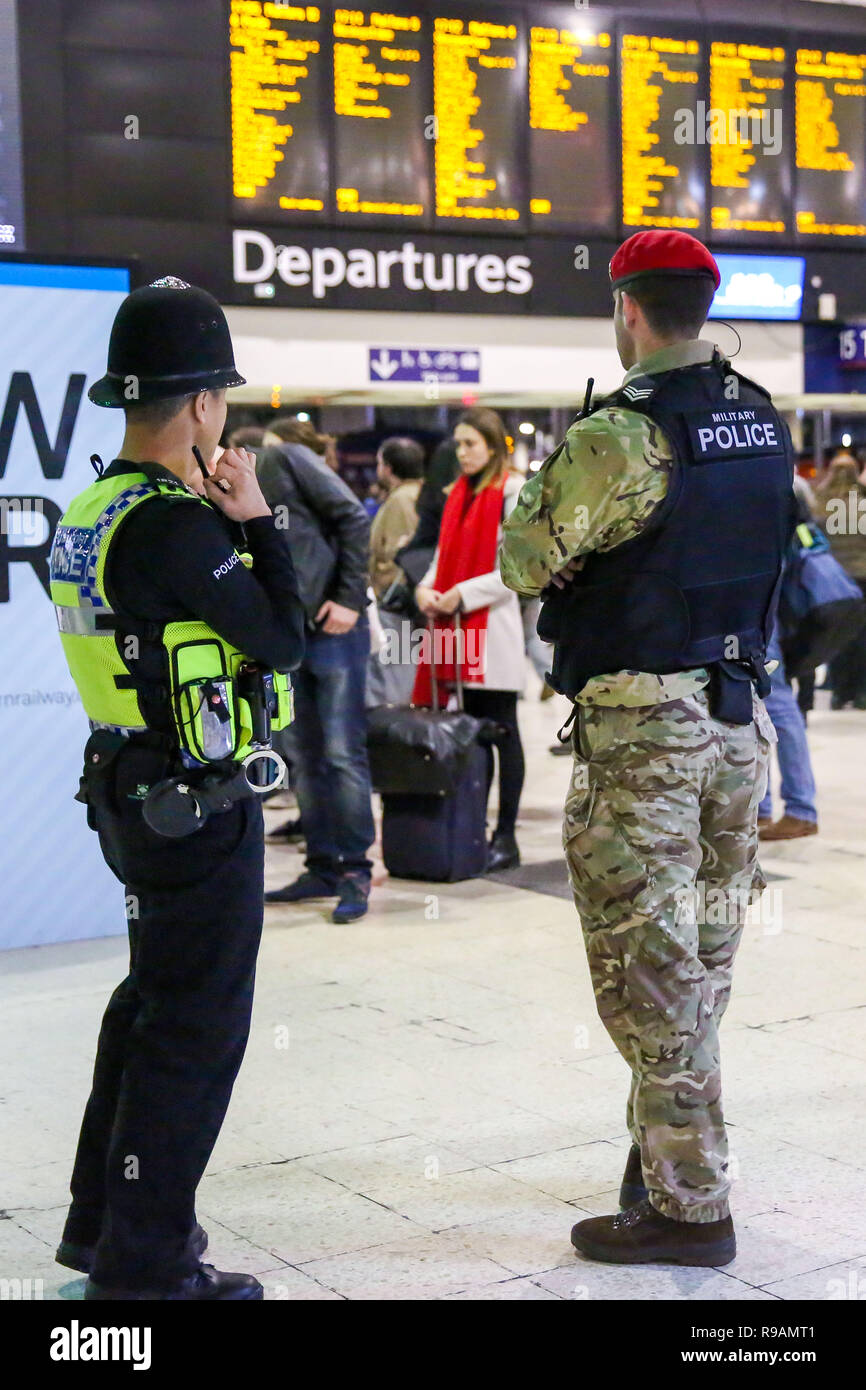 Londres, Royaume-Uni, 21 décembre 2018. Un officier de la police britannique des Transports est vu avec un agent de la Police militaire à la gare de Waterloo comme la fête annuelle escapade de Noël commence. Credit : SOPA/Alamy Images Limited Live News Banque D'Images