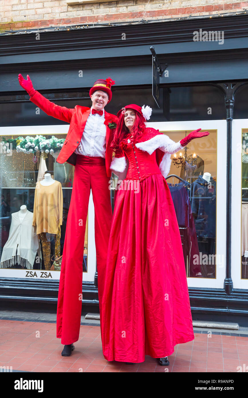 Bournemouth, Dorset, UK. Dec 22, 2018. Théâtre de style victorien avec hypnotiser, visites de personnages irrésistibles et interprètes d'inspiration à Westbourne saisonniers propagation applaudir la dernier week-end avant Noël. Dans le stiltwalkers festive arcade victorienne. Credit : Carolyn Jenkins/Alamy Live News Banque D'Images