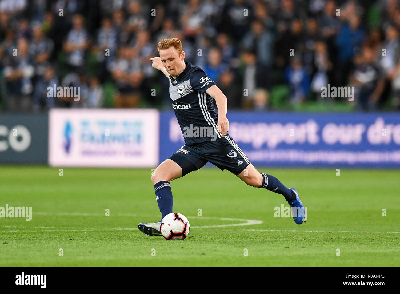 AAMI Park, Melbourne, Australie. Dec 22, 2018. Une Ligue de football, par rapport à la ville de Melbourne Melbourne Victory ; Corey Brown de la Melbourne Victory passe le ballon en avant : Action Crédit Plus Sport/Alamy Live News Banque D'Images