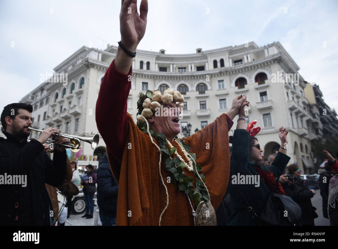 Thessalonique, Grèce. Dec 22, 2018. Les gens dansent comme ils prennent part à un événement traditionnel appelé ''Ragoutsaria''. Les citoyens de la ville de Kastoria en coopération avec la municipalité de Thessalonique a transféré l'événement traditionnel de Ragoutsaria dans la ville de Thessalonique. Les célébrations du carnaval sont Ragoutsaria date de l'antiquité comme ils faisaient partie de l'orgiaque dionysiaque de rites. Ils auraient lieu dans le milieu de l'hiver après le 25 décembre, la célébration de la naissance du soleil, d'honorer la nature et la régénération de printemps. Credit : ZUMA Press, Inc./Alamy Live News Banque D'Images