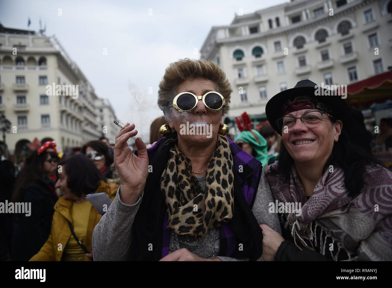 Thessalonique, Grèce. Dec 22, 2018. Une femme fume comme les gens prennent part à un événement traditionnel appelé ''Ragoutsaria''. Les citoyens de la ville de Kastoria en coopération avec la municipalité de Thessalonique a transféré l'événement traditionnel de Ragoutsaria dans la ville de Thessalonique. Les célébrations du carnaval sont Ragoutsaria date de l'antiquité comme ils faisaient partie de l'orgiaque dionysiaque de rites. Ils auraient lieu dans le milieu de l'hiver après le 25 décembre, la célébration de la naissance du soleil, d'honorer la nature et la régénération de printemps. Credit : ZUMA Press, Inc./Alamy Live News Banque D'Images