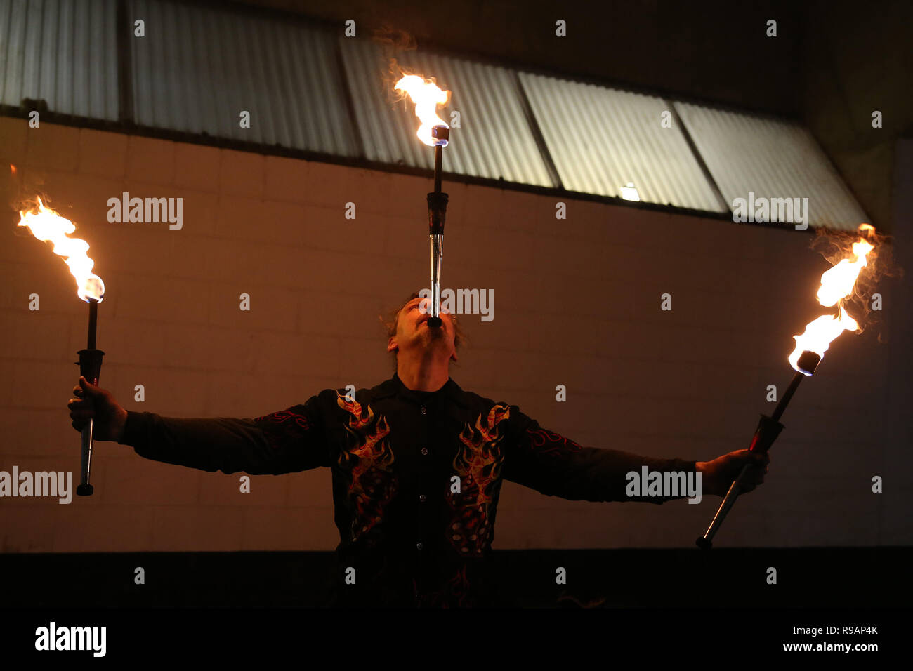 Cardiff, Wales, UK, 21 décembre 2018. Un jongleur lance-flammes divertit la foule avant le match. Match de rugby Pro Guinness14, Cardiff Blues v dragons à la BT Sport Cardiff Arms Park de Cardiff le vendredi 21 décembre 2018. Cette image ne peut être utilisé qu'à des fins rédactionnelles. Editorial uniquement. Photos par Andrew Andrew/Verger Verger la photographie de sport/Alamy live news Banque D'Images