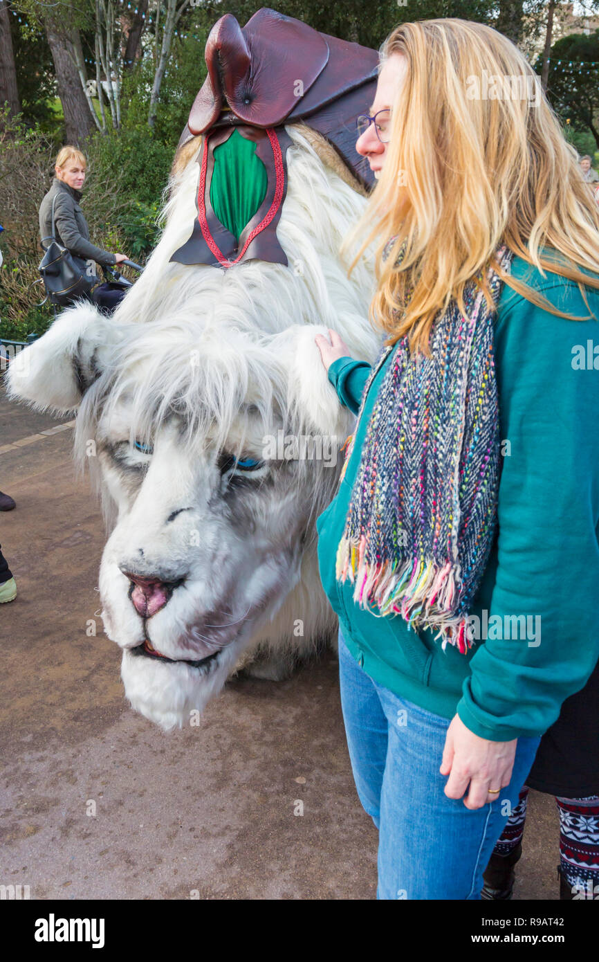 Bournemouth, Dorset, UK. 22 décembre 2018. Le lion des neiges et la reine rouge n'un bain de foule à travers Jardins de Bournemouth pour folk pour voir la majesté de mystey et le plus grand lion pour marcher sur la terre. De la forêt de neige éternelle pads le lion blanc géant, un emblème mythique de la saison célébrant la lumière de la bonté de l'homme dans les profondeurs des hivers plus sombres. Banque D'Images