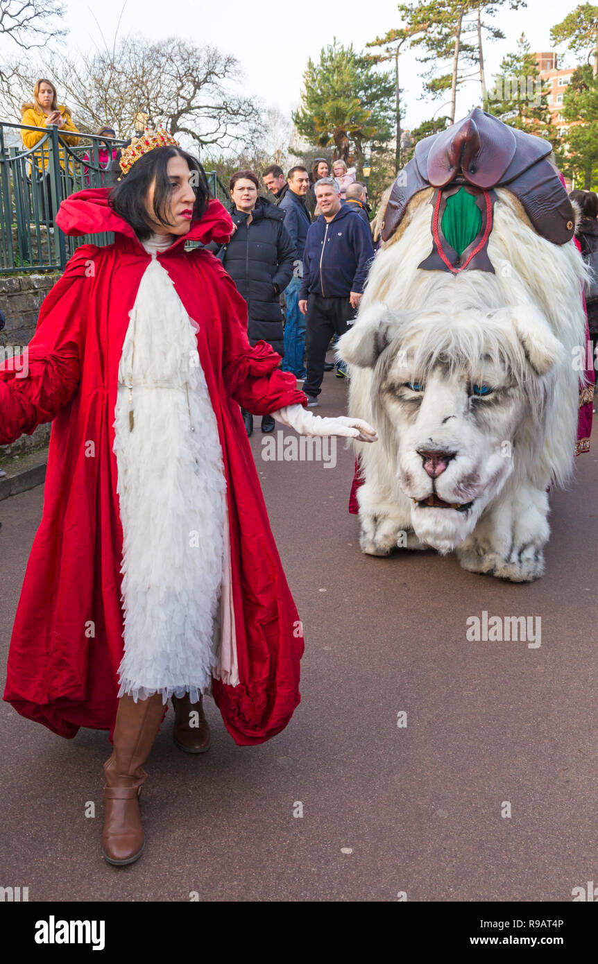 Bournemouth, Dorset, UK. 22 décembre 2018. Le lion des neiges et la reine rouge n'un bain de foule à travers Jardins de Bournemouth pour folk pour voir la majesté de mystey et le plus grand lion pour marcher sur la terre. De la forêt de neige éternelle pads le lion blanc géant, un emblème mythique de la saison célébrant la lumière de la bonté de l'homme dans les profondeurs des hivers plus sombres. Banque D'Images