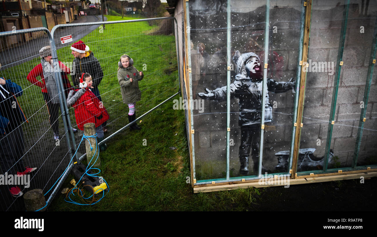 Port Talbot, Pays de Galles, Royaume-Uni. 22 Décembre 2018 Une œuvre de célèbre artiste de rue, Banksy, a été recouverte d'une couverture de protection en plastique, dans la Galles du sud ville de Port Talbot. L'art, montre un enfant se couvrir de cendres d'un bac de gravure et a attiré des milliers de visiteurs depuis en a été confirmée comme étant l'accomplissement de l'artiste, Bristol l'action de l'OMS a atteint des centaines de milliers de livres aux enchères. Crédit photo : Robert Melen/Alamy Live News Banque D'Images