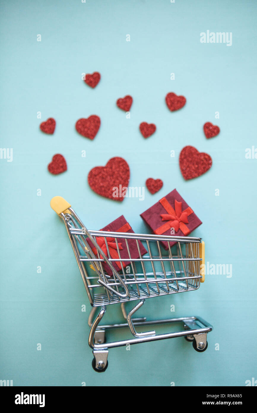 Panier avec des boîtes-cadeaux et des coeurs. Le concept de vacances vente Saint-valentin et Journée des femmes. Banque D'Images