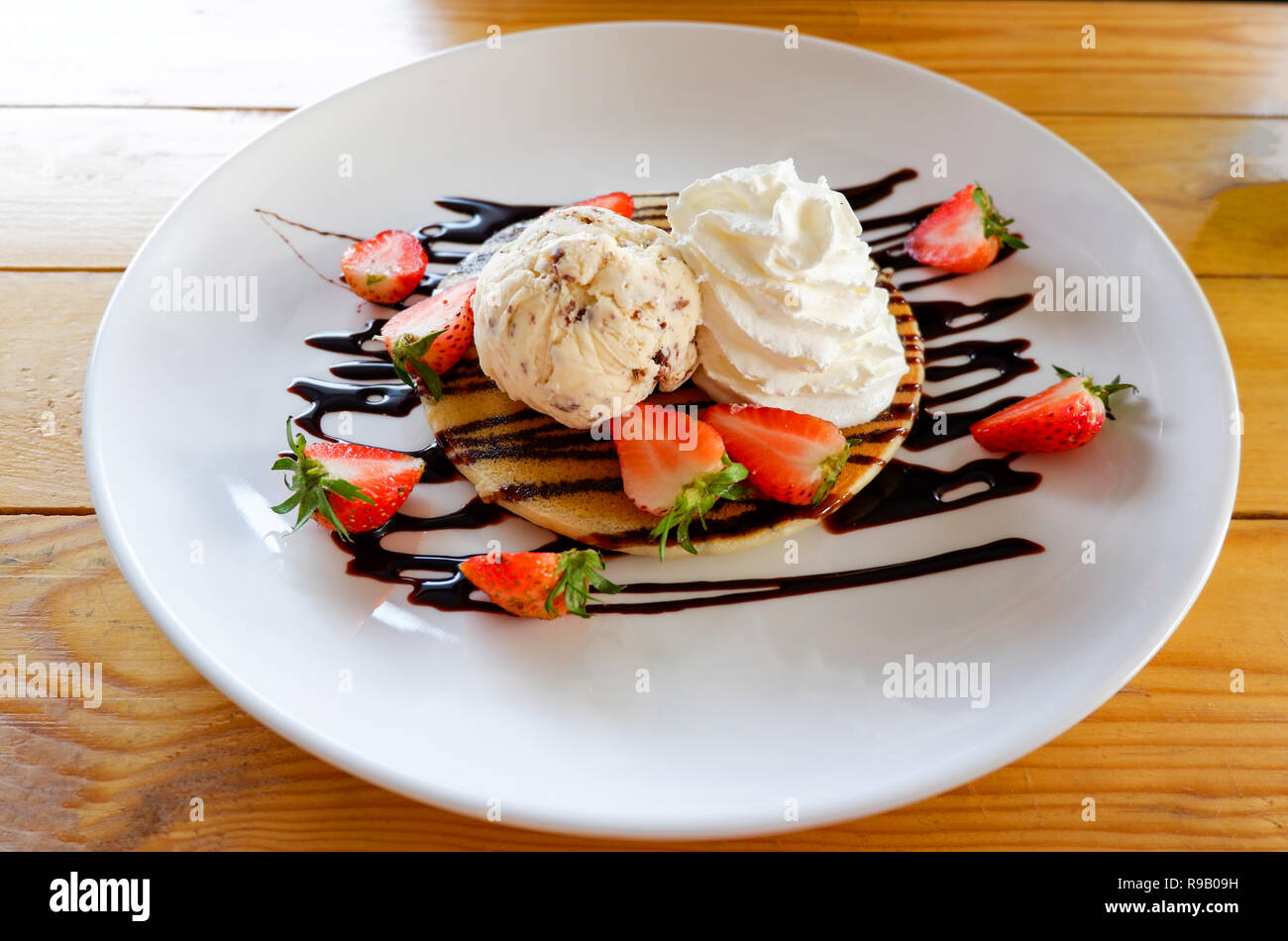 Crêpes aux fraises crème glacée aux pépites de chocolat / délicieux dessert fraises Fruits sur pancake avec glace vanille écope et fouetter la crème pour c Banque D'Images