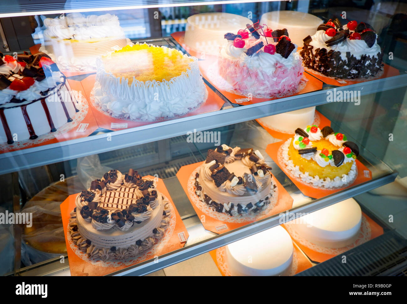 Différents types de gâteau / vitrine en verre gâteau bac affichage à rayon boulangerie pâtisserie - Vitrine avec des bonbons Chocolat au lait fraise cakes Banque D'Images
