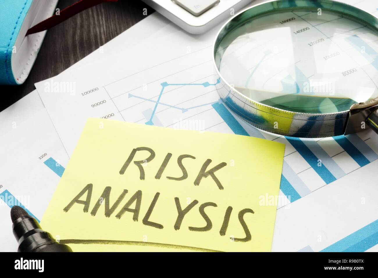 Concept d'analyse des risques. Loupe et documents d'affaires. Banque D'Images