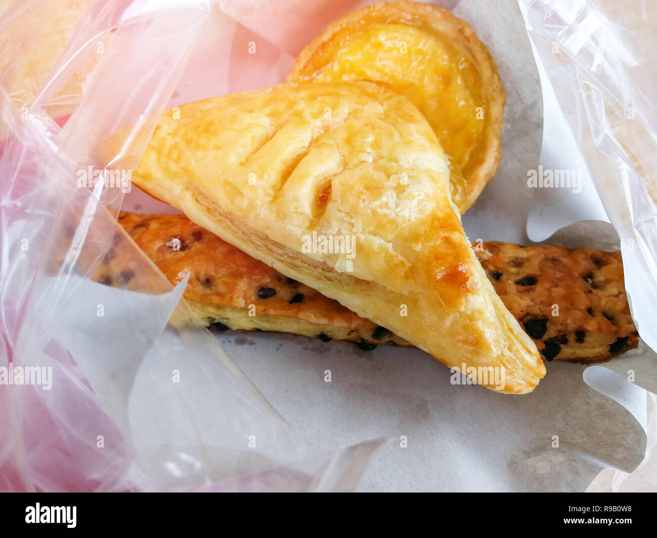 Morceau De Tarte Ananas Ananas Dessert Frais Snack Pie Et Des Oeufs Sur Le Sac En Plastique De Tarte Et Gateau De Boulangerie Photo Stock Alamy