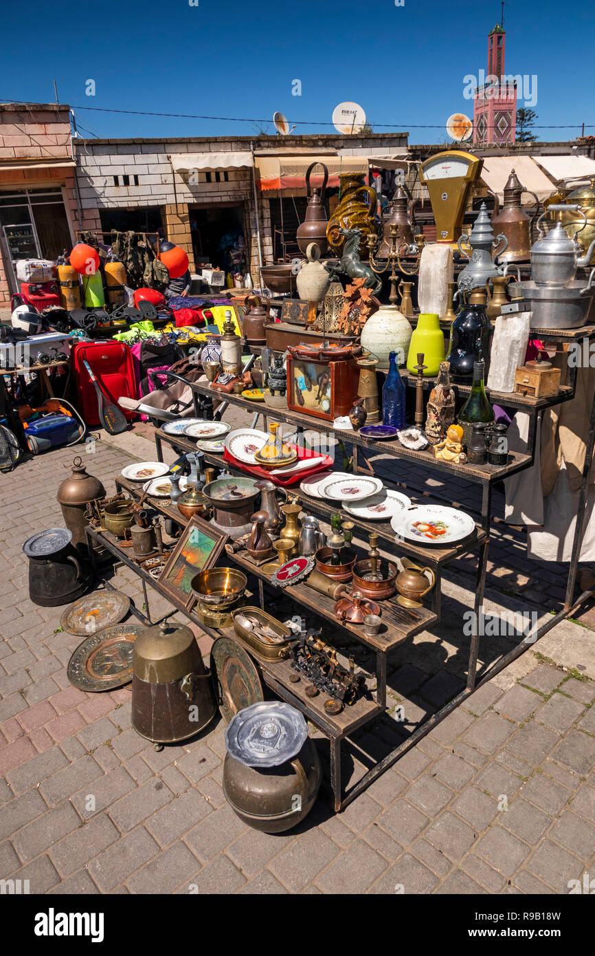 Maroc, Tanger, Medina, Avenue Ibn Al Abbar, street market stall antique Banque D'Images