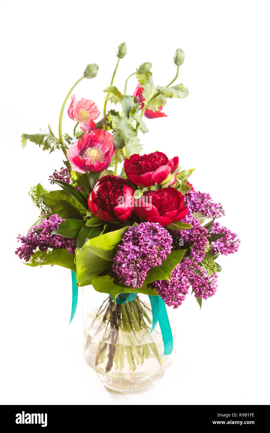 De grandes belles jardins bouquet de fleurs multicolores lumineux, pavot  pivoine et lilas dans un vase transparent sur un fond blanc d'isoler Photo  Stock - Alamy