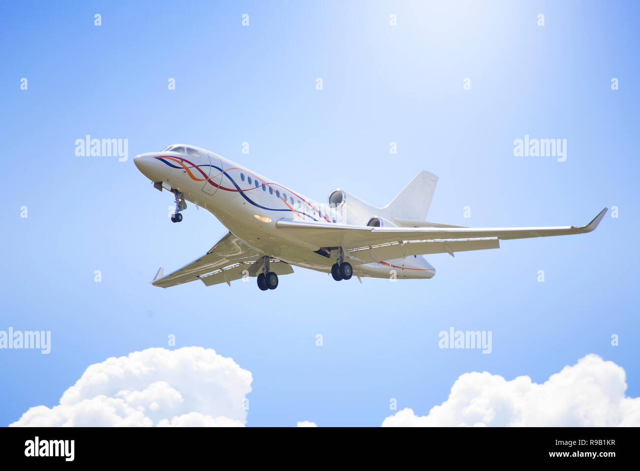Un jet privé s'apprête à atterrir près de l'Aéroport International de Palm Beach. Banque D'Images