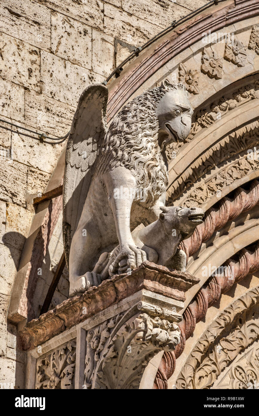 Griffin de Pérouse sculpture à porte à la Galleria Nazionale dell'Umbria (Galerie Nationale d'Ombrie) au Palazzo dei Priori à Pérouse, Ombrie, Italie Banque D'Images
