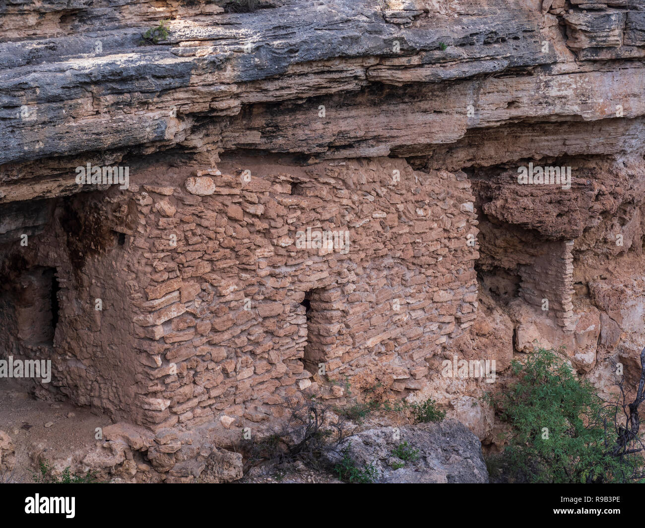 Tribue Sinagua du sud cliff house ruin, Monument National de Montezuma Well, McGuireville, Arizona. Banque D'Images