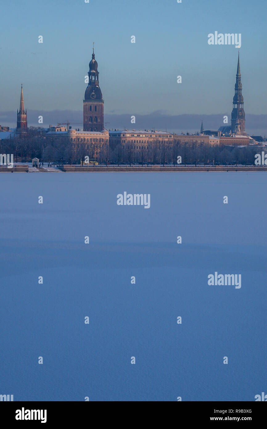 Vue de Riga en hiver ; Riga, capitale de Lettonie en hiver. Vue sur l'église Saint Pierre, Cathédrale Saint-jacob et de l'Église anglicane. Vue sur le Vieux Ri Banque D'Images