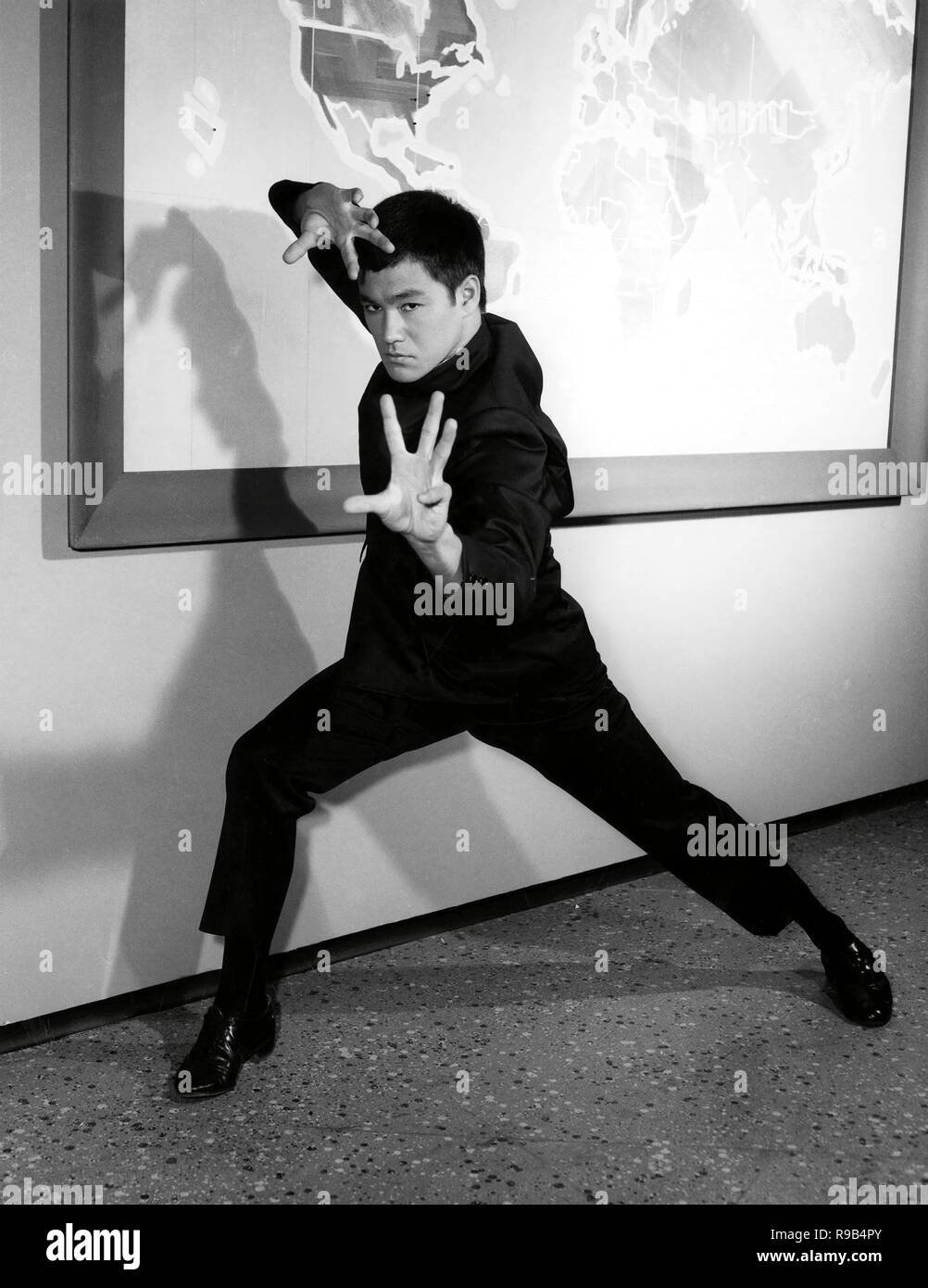 Titre original : The Green Hornet. Titre en anglais : THE GREEN HORNET. Année : 1966. Réalisateur : William Beaudine ; ALLEN REISNER ; ROBERT L.(E) AMI(E). Stars : Bruce Lee. Crédit : 20TH CENTURY FOX / Album Banque D'Images