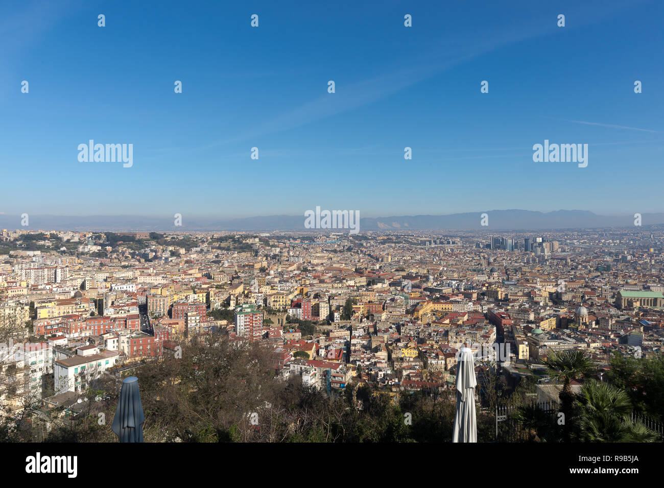 Vue panoramique de la ville de Naples, à la lumière du jour Banque D'Images