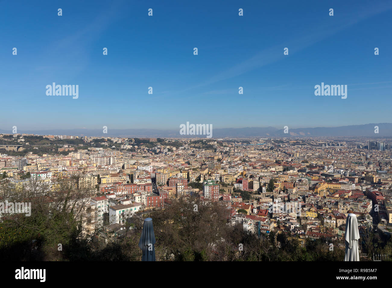 Vue panoramique de la ville de Naples, à la lumière du jour Banque D'Images