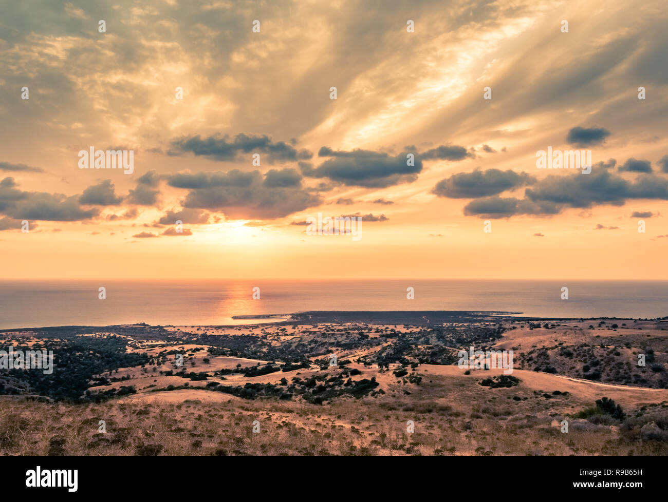 Split-toned HDR paysage de campagne près de la baie de Lara, l'Akamas, Chypre en terrain sec et mer Méditerranée en arrière-plan. Banque D'Images