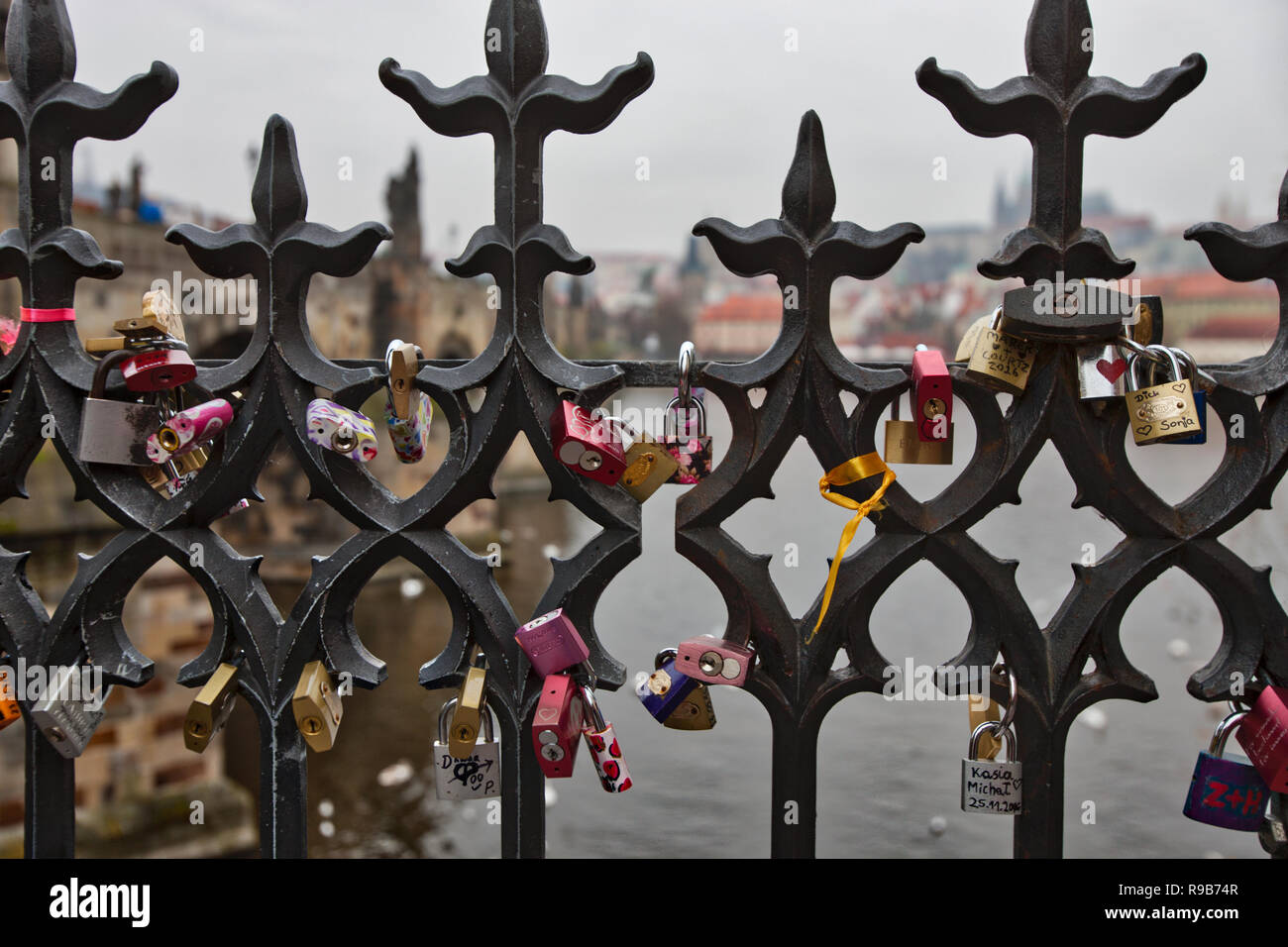 L'amour des verrous sur Charles Bridge Prague République Tchèque Banque D'Images