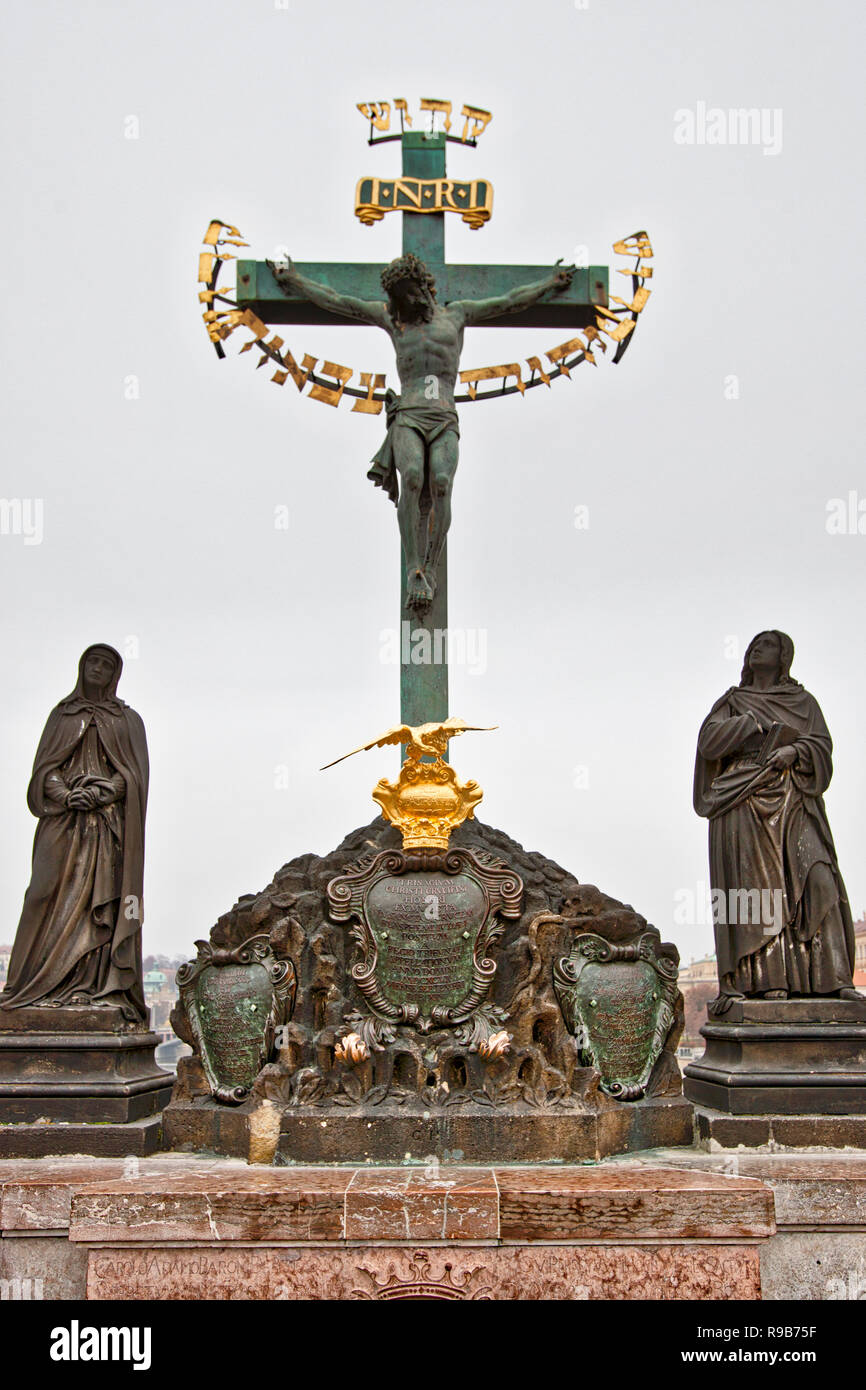 Statue de la sainte croix et calvaire sur le pont Charles à Prague République Tchèque Banque D'Images