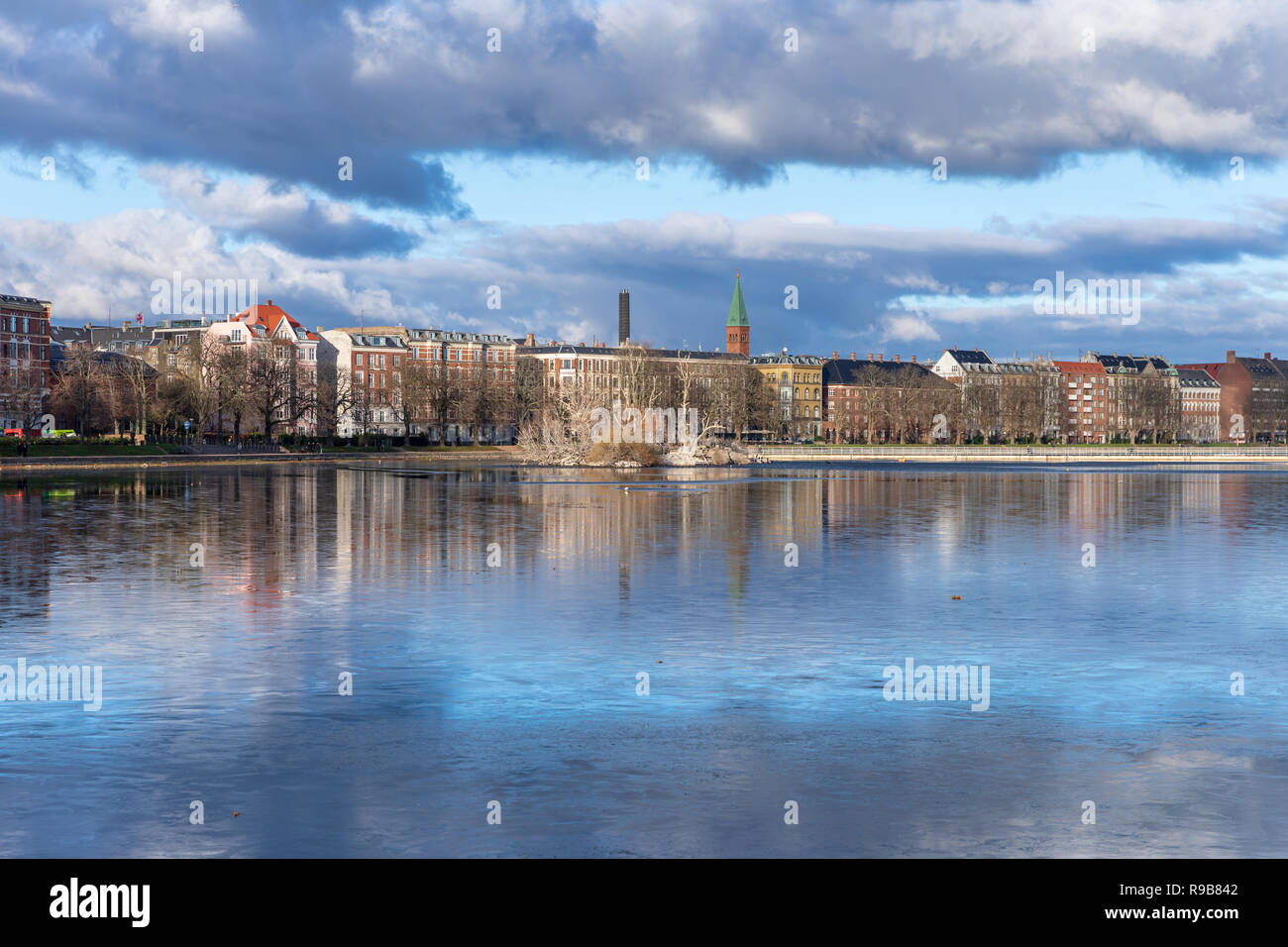 Vue sur Lac Sortedams Sortedams (Sø) à l'Île aux Oiseaux (Fugleøen) en novembre ; Copenhague, Danemark Banque D'Images