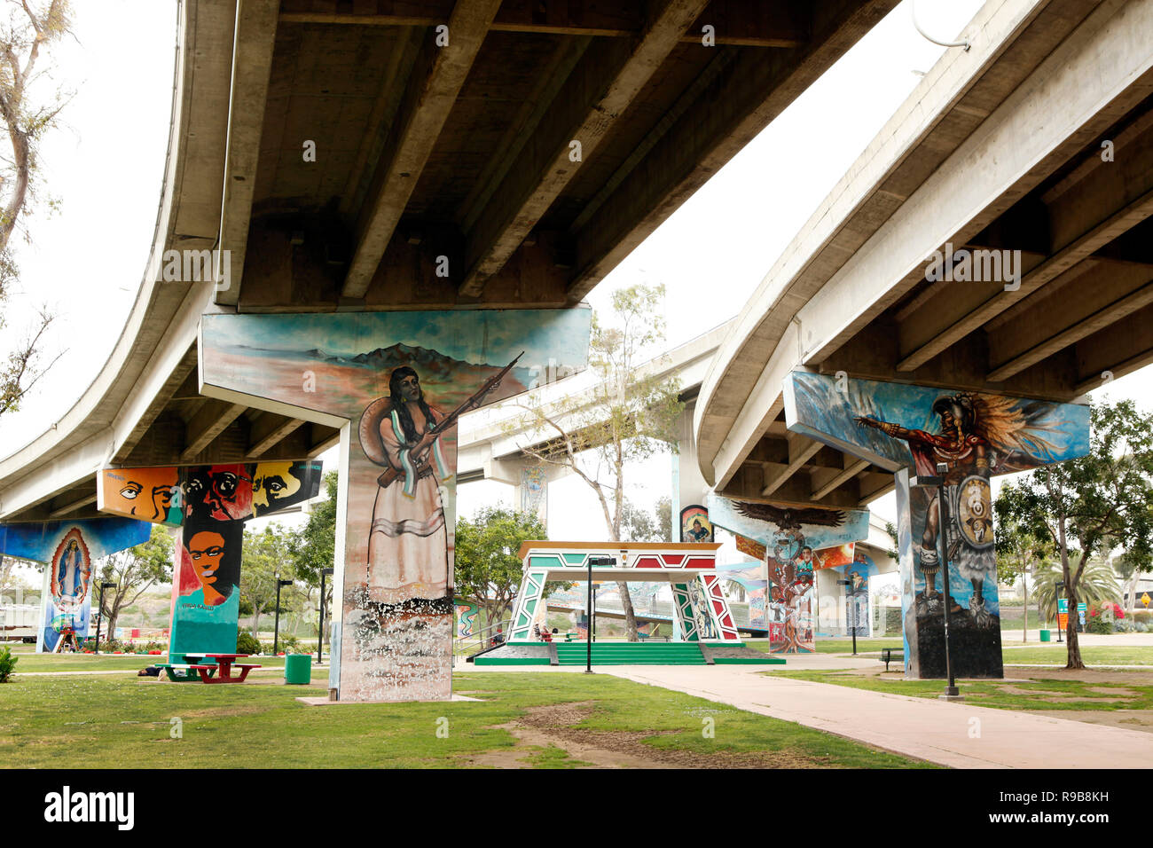 États-unis, Californie, San Diego, street art peint sur le pont au-dessus de Chicano Park Banque D'Images