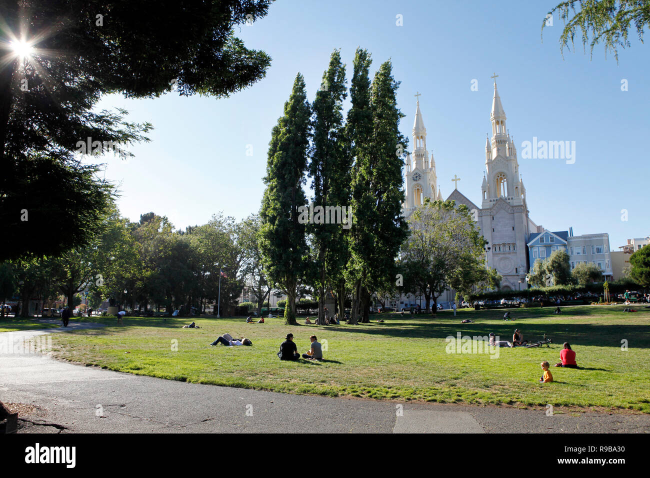 États-unis, Californie, San Francisco, les gens s'asseoir sur la pelouse et profiter de l'après-midi, Washington Square Park Banque D'Images