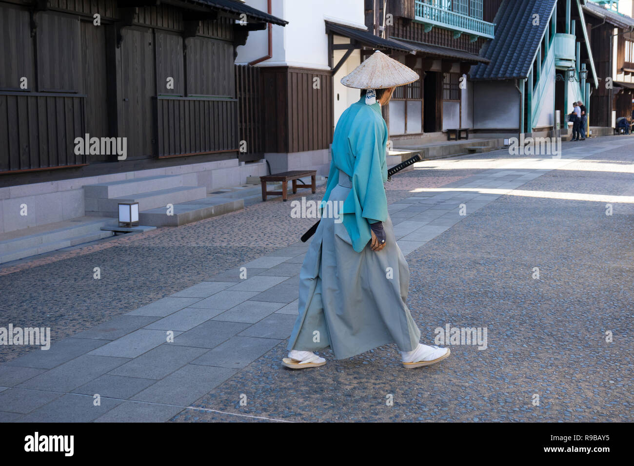 Nagasaki, Japon - 22 octobre 2018 : traditionnel habillé homme japonais dans l'hakama promenades à travers les rues de Dejima, Nagasaki Banque D'Images