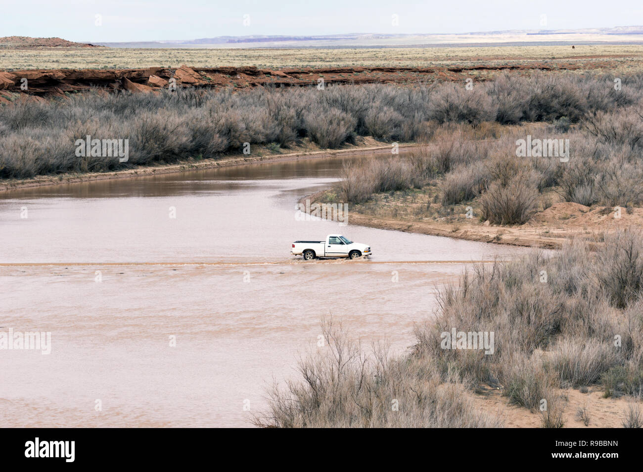 La conduite de camions Via Flash Flood. Route inondée en Arizona Banque D'Images