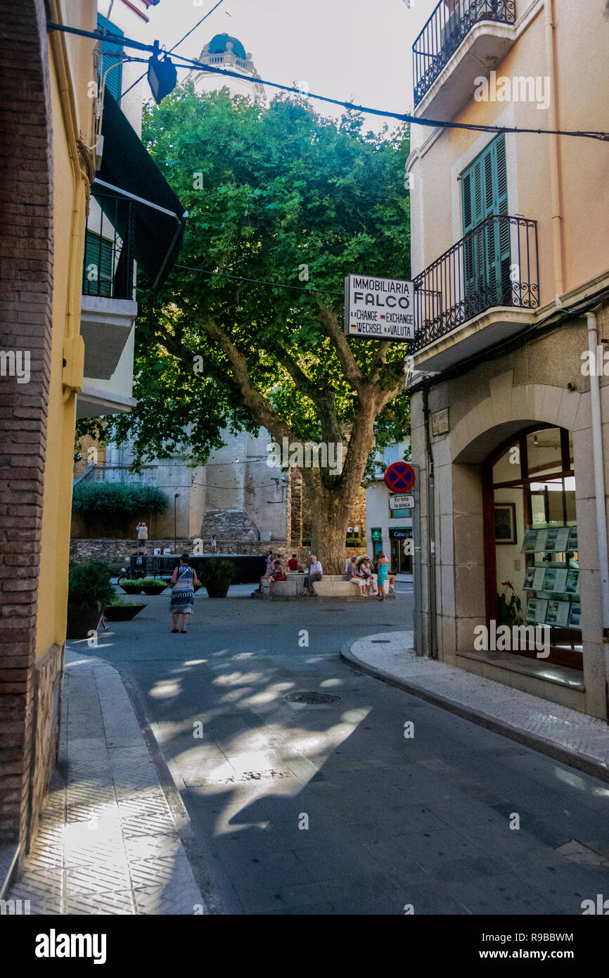 Rues et marché de Llançà, Alt Empordà, Gérone, Catalogne. Banque D'Images