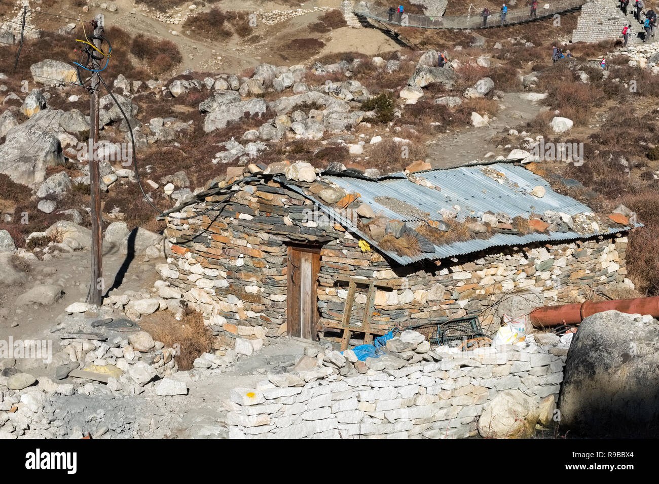 Petit bâtiment abritant une usine hydro-électrique de thr village de Samdo dans l'Himalaya au Népal Banque D'Images