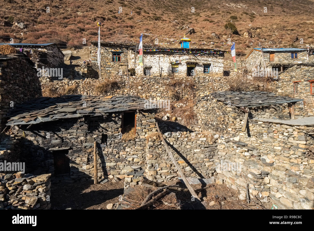Le village tibétain de Samdo sur le Manaslu trek Circuit est composé de 2 maisons traditionnelles histoire avec le bétail ci-dessous logement Banque D'Images