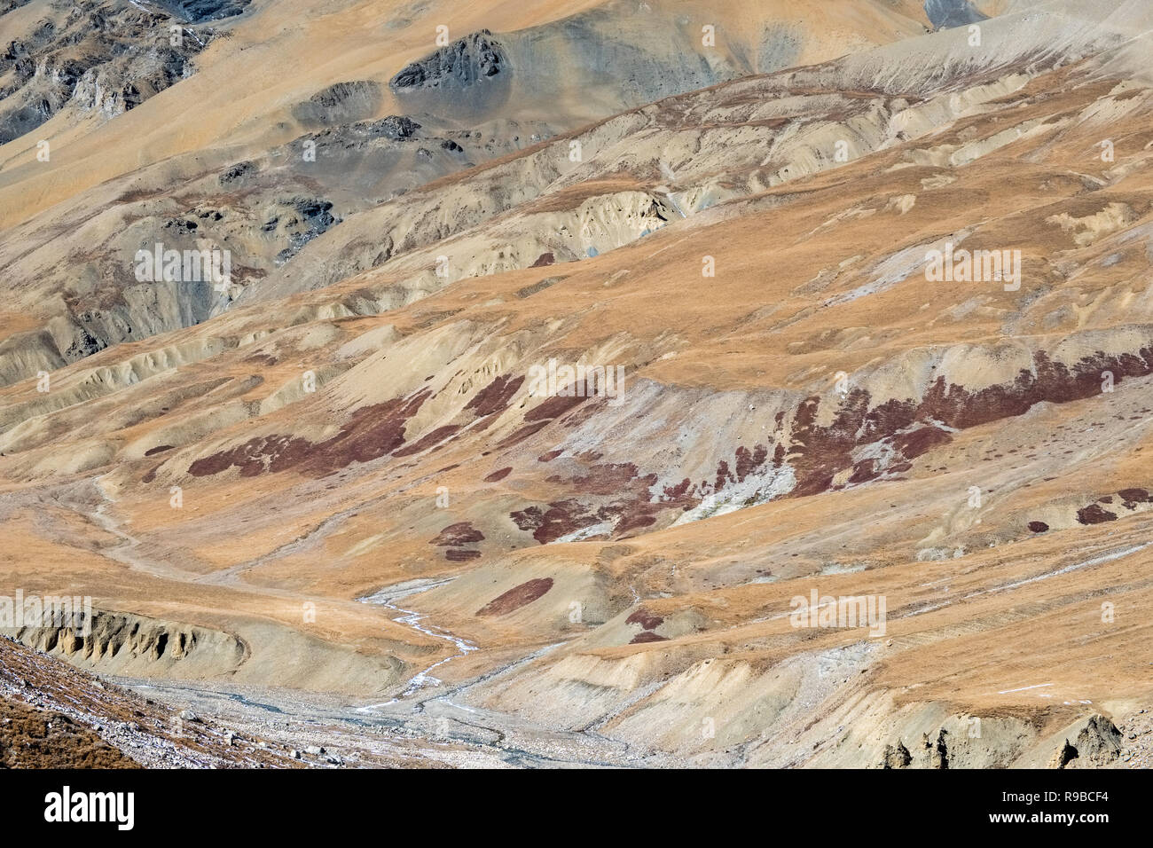 Les zones arides, les glaciers montagne sur le Tibet / Népal frontière de l'himalaya Banque D'Images