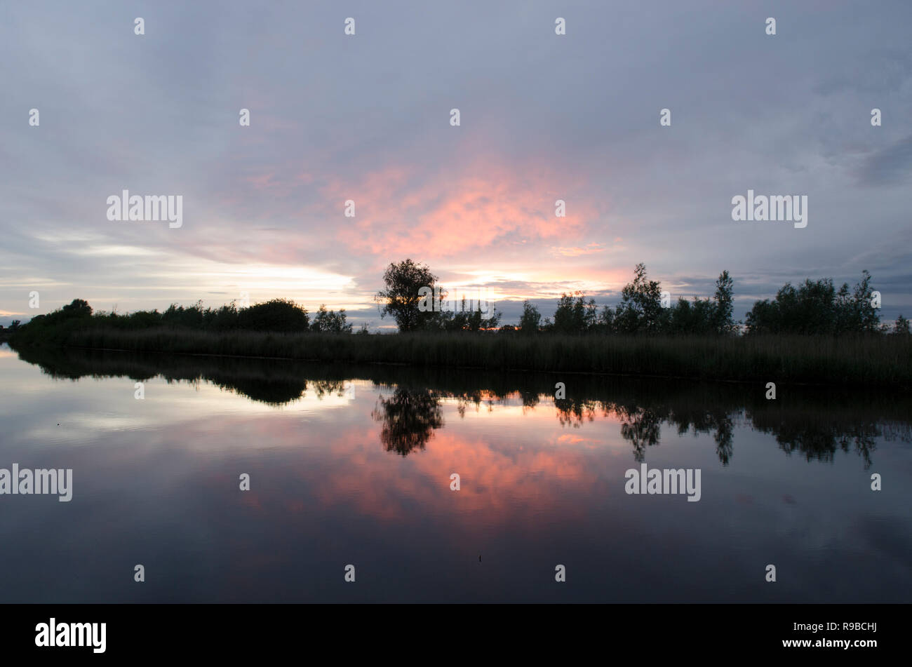 Coucher du soleil sur la rivière Yare, Norfolk Broads, UK. Juin Banque D'Images