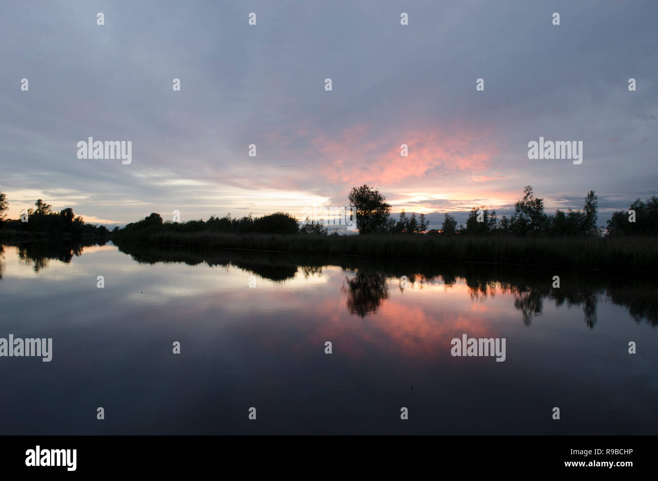 Coucher du soleil sur la rivière Yare, Norfolk Broads, UK. Juin Banque D'Images