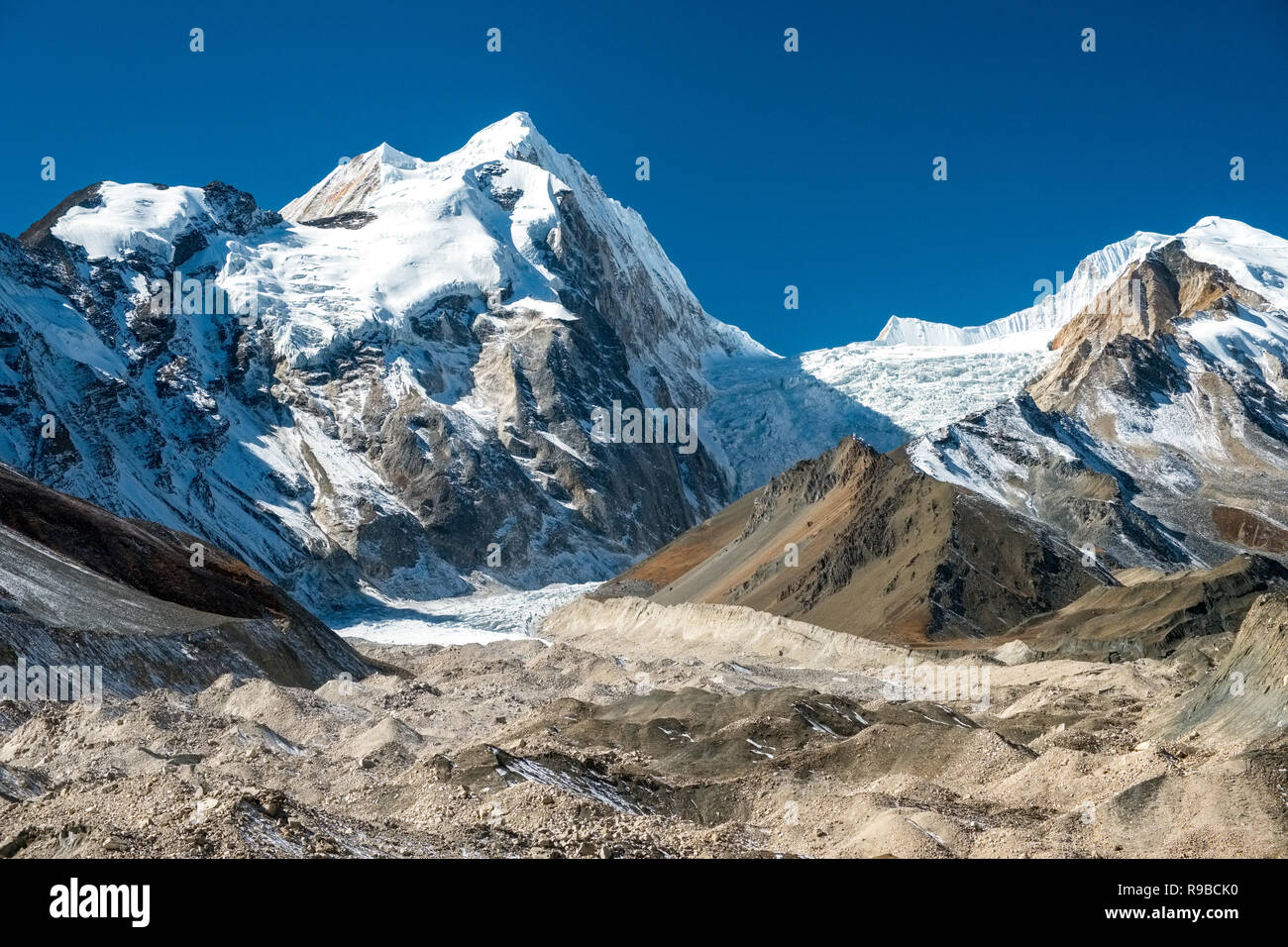 Les glaciers, cascades de moraine et dans les montagnes de l'Himalaya népalais Banque D'Images