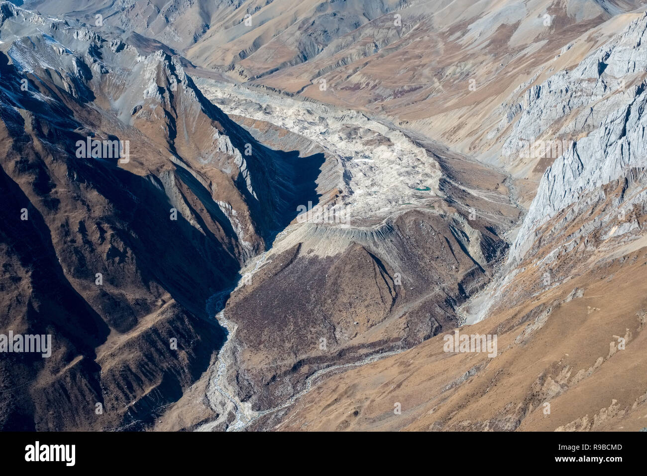 Dans la moraine du glacier et le Népal Himalaya Banque D'Images