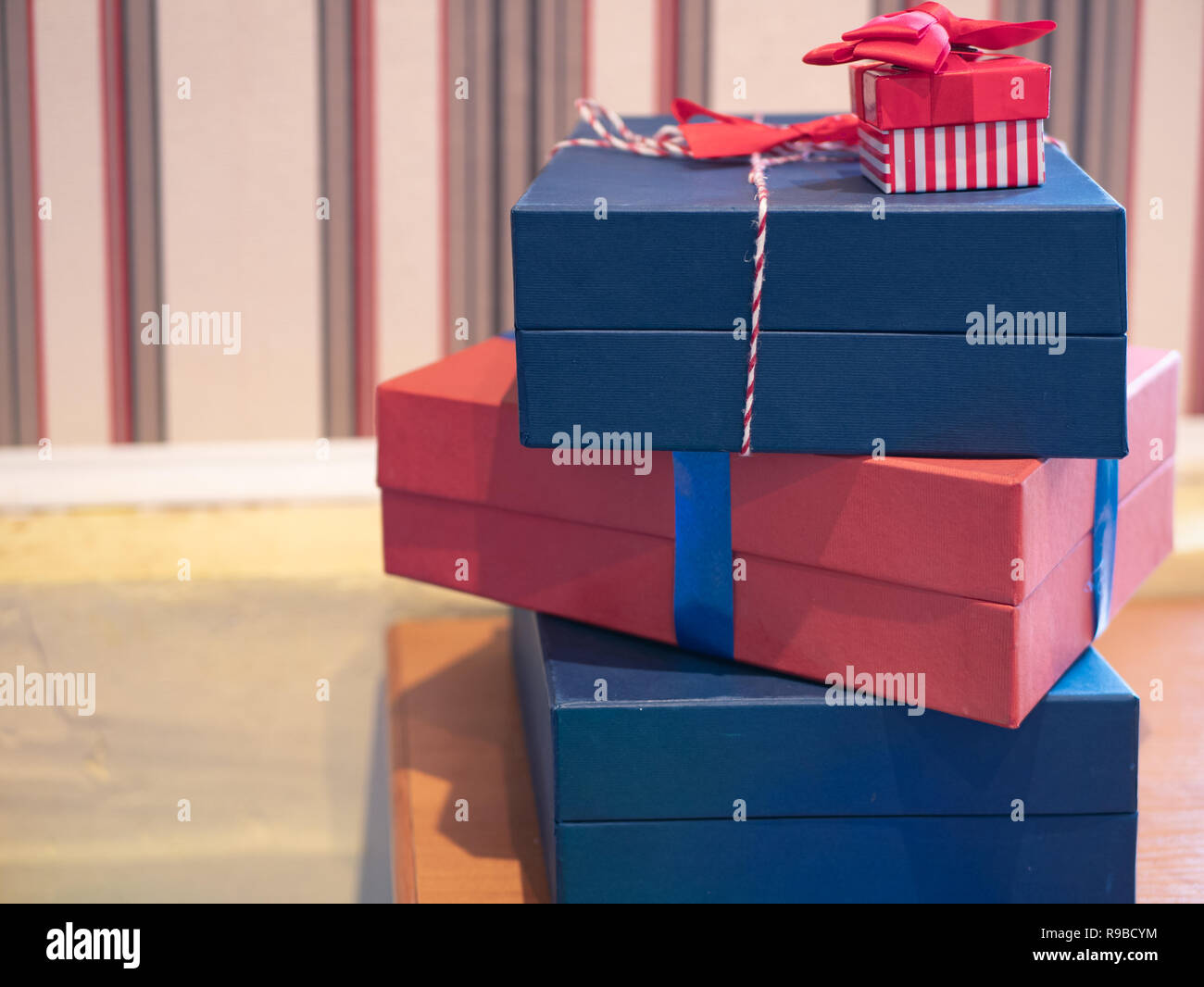 Lot De Pile Presente Cadeaux Deballes Sur Cardboxes Une Chambre Libre De Droit A L Interieur De La Table Photo Stock Alamy Lot De Pile Presente Cadeaux Deballes Sur Cardboxes Une Chambre Libre De Droit A L Interieur De La Table Photo Stock Alamy