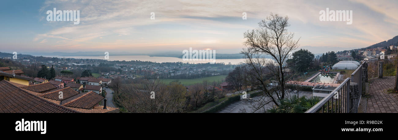 Lac italien au coucher du soleil. Antenne et vue panoramique sur le lac de Varèse Banque D'Images