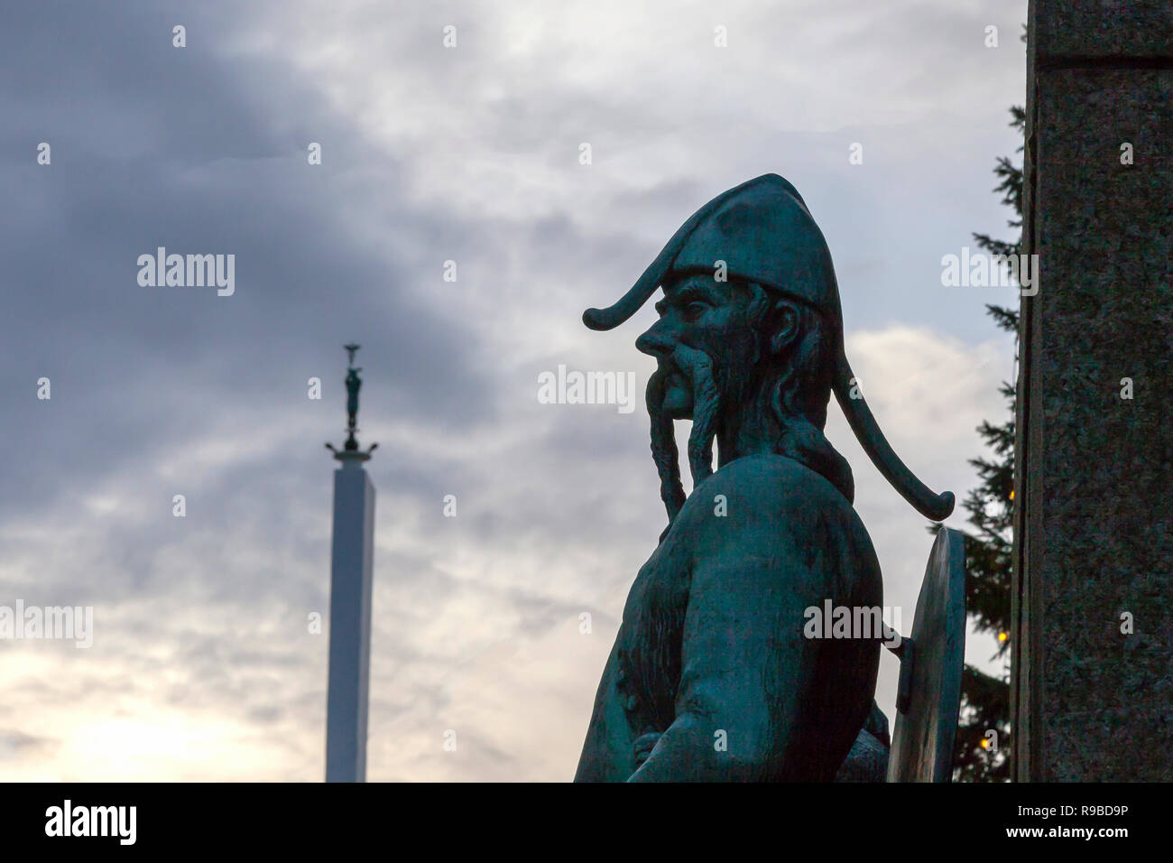 Silhouette d'un Viking. À partir de la pièce d'Sjømannsmonumentet Monument sur la place Torgallmenningen à Bergen, Norvège. Faite en 1950, en bronze. Banque D'Images