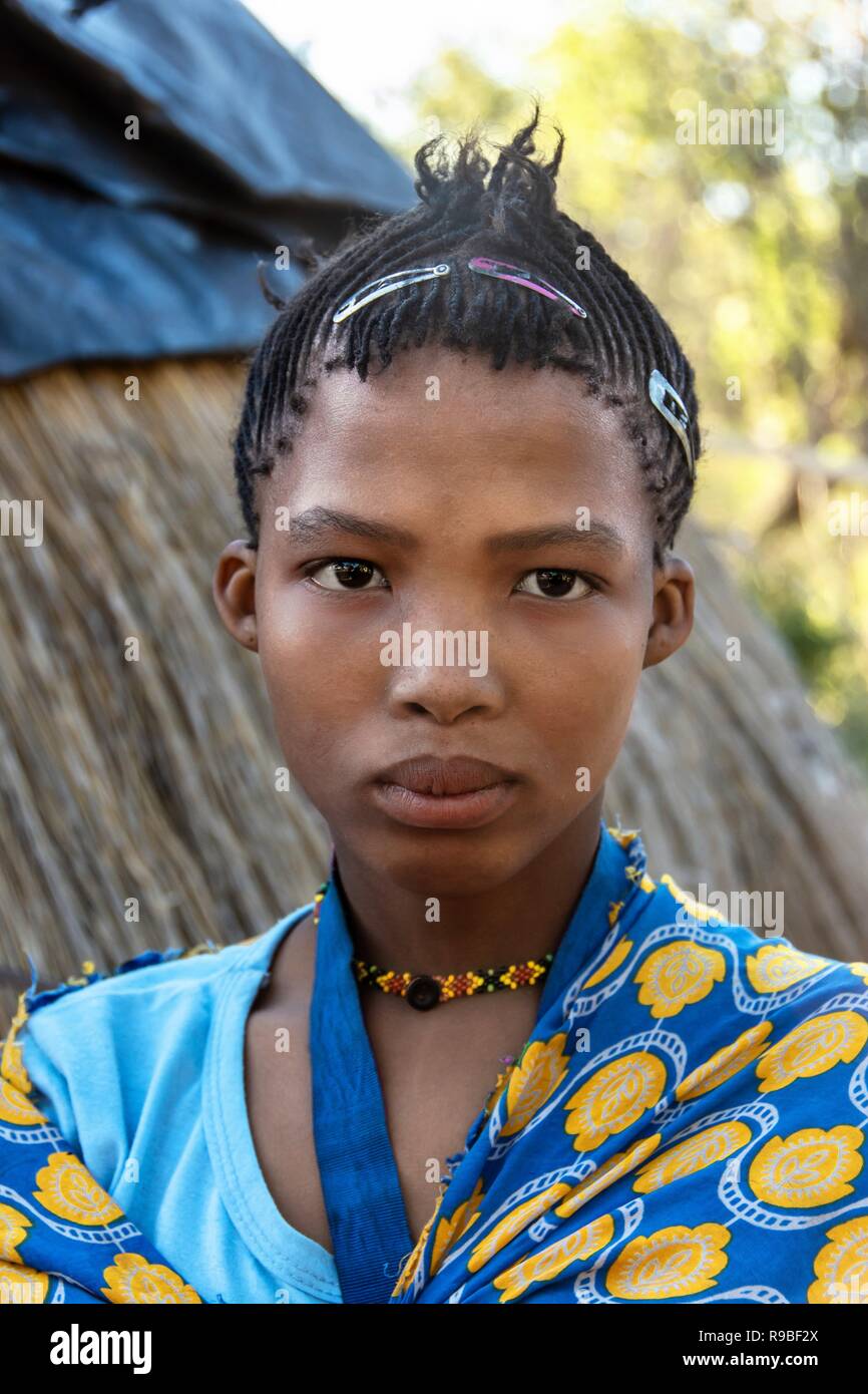 Village San femme de Namibie, Afrique Banque D'Images